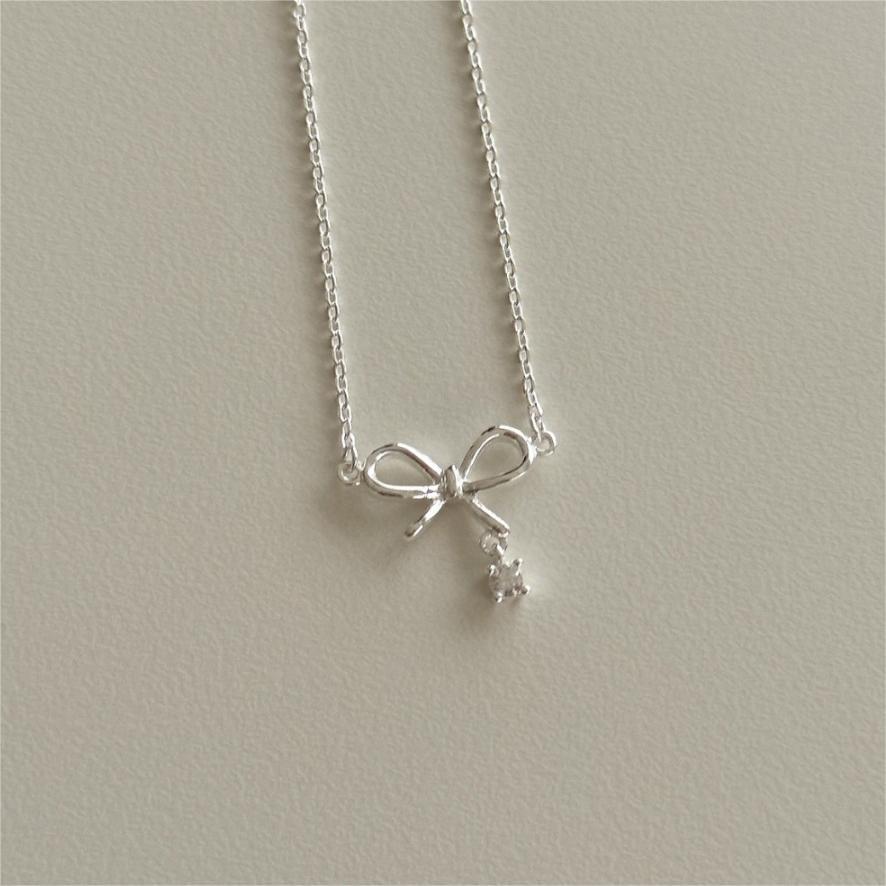 Collana Minimalista a Fiocco in Argento Sterling 925 con Dettagli in Zirconia Cubica su Catena a Croce