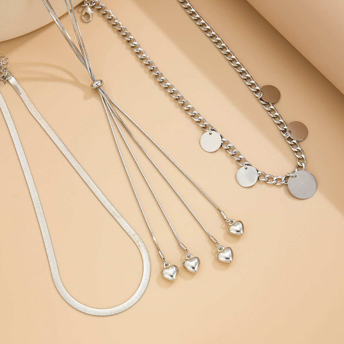 Collana con pendente a cuore con nappa tonalità fredda minimalista con catena a serpente placcata da donna