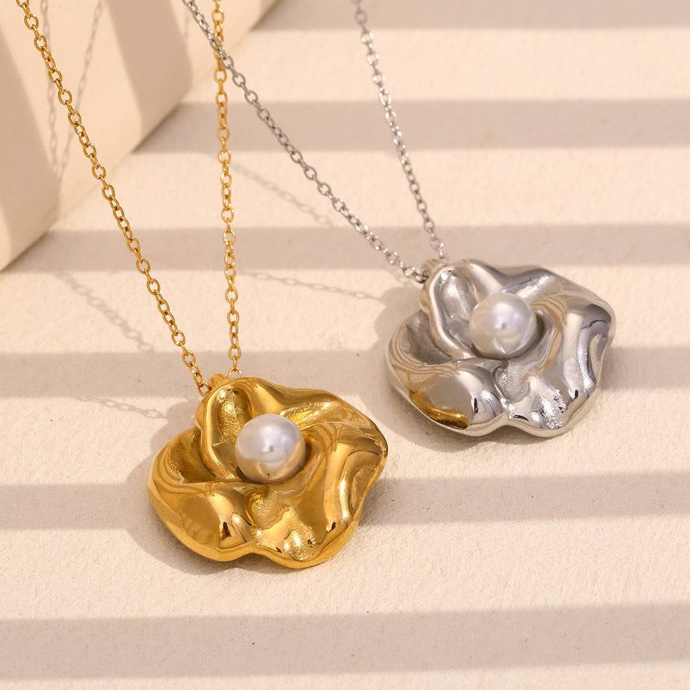 Elegante collana a pendente geometrica in stile francese in acciaio inossidabile placcato oro 18 carati con accenti floreali di perle