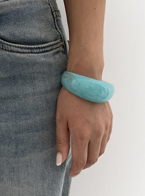 Bracciale Irregolare Geometrico Acrilico a Goccia con Superficie Testurizzata Astratta Multicolore