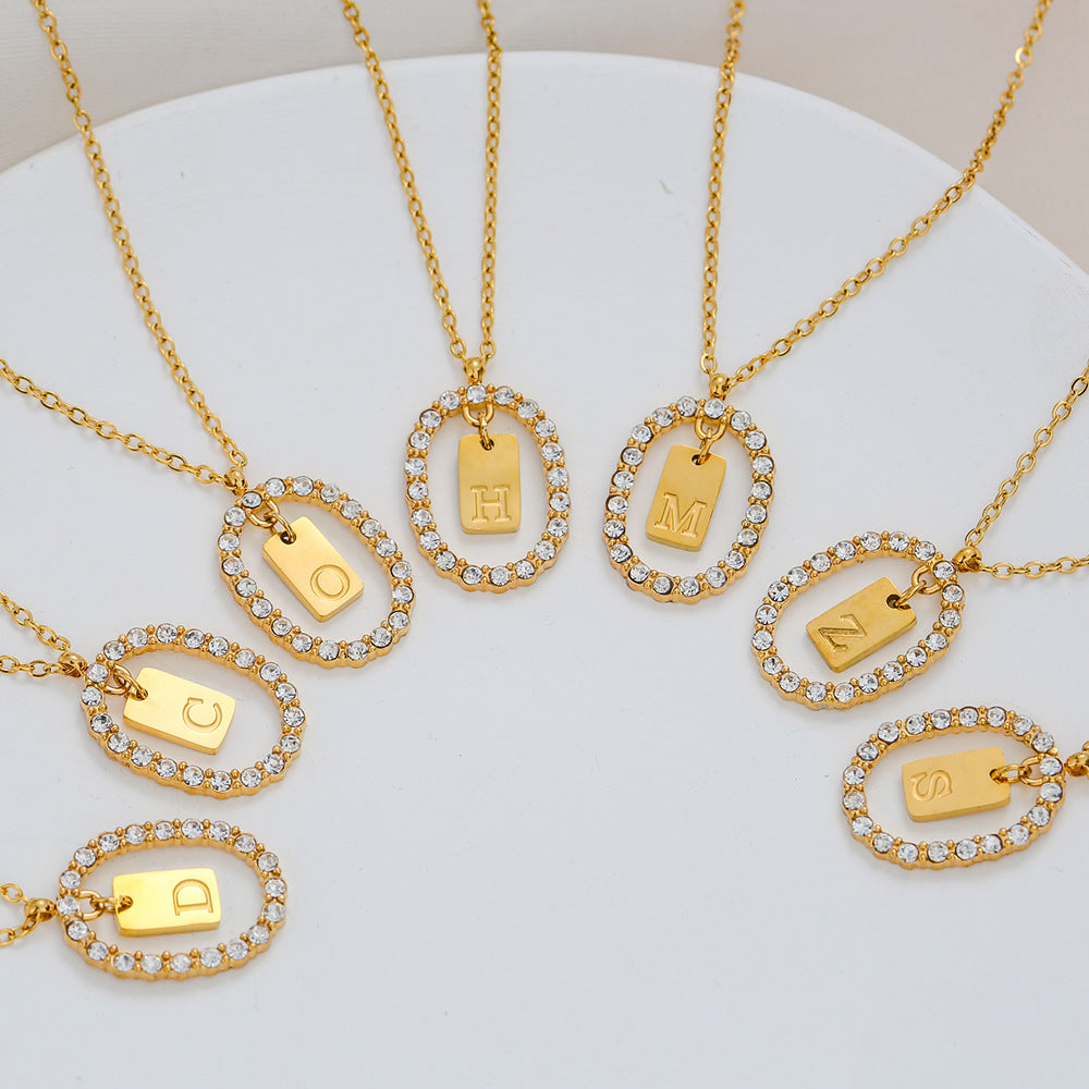 Collana da donna a maglione versatile in acciaio inossidabile ovale minimalista con lettera, placcata oro, con catena a maglie, con strass micro-pavé