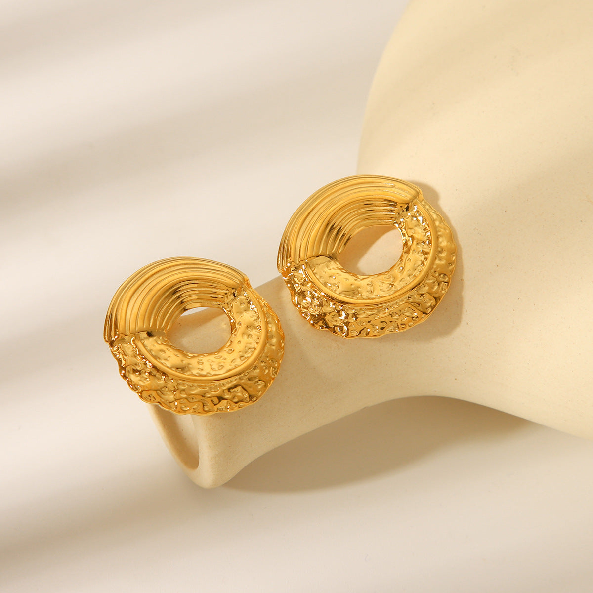 Pendientes de aro huecos geométricos martillados de acero inoxidable bañados en oro de 18 quilates estilo Ins a la moda para mujer