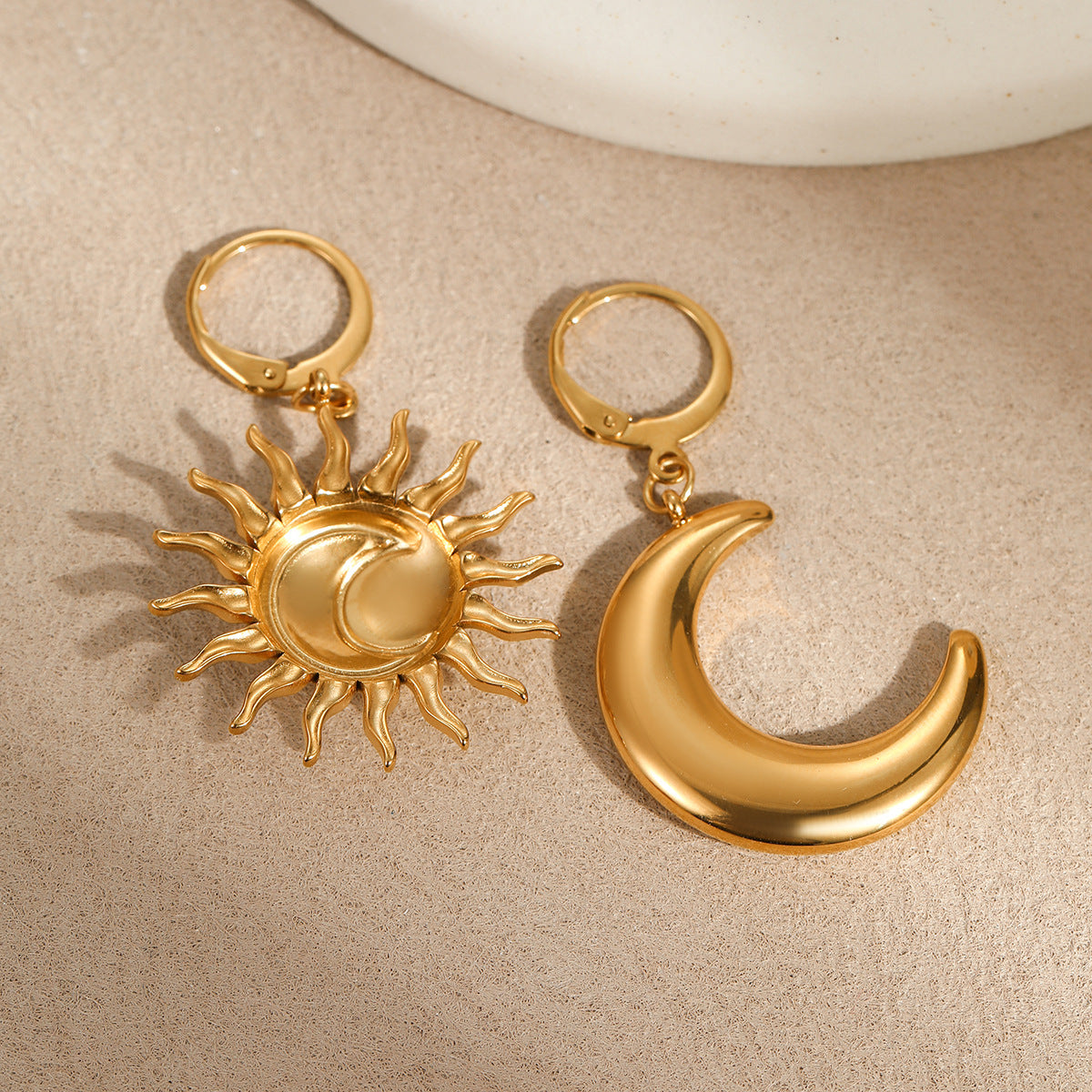 Pendientes de Luna y Sol Geométricos Estilo Francés Vintage en Acero Titanio con Baño de Oro de 18K para Mujer