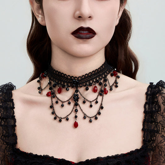Collana Gotica da Donna Stile Dark con Ciondolo Geometrico, Intarsio di Strass Rossi e Catena in Pizzo