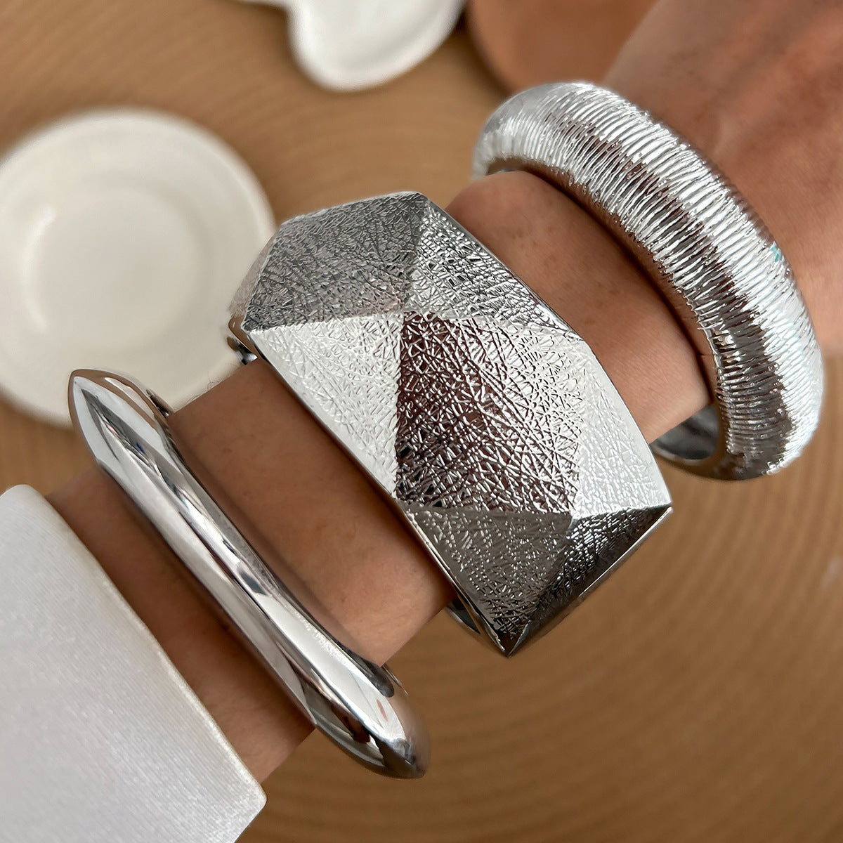Bracciale a fascia larga geometrico e texturizzato per donna in lega con finitura placcata