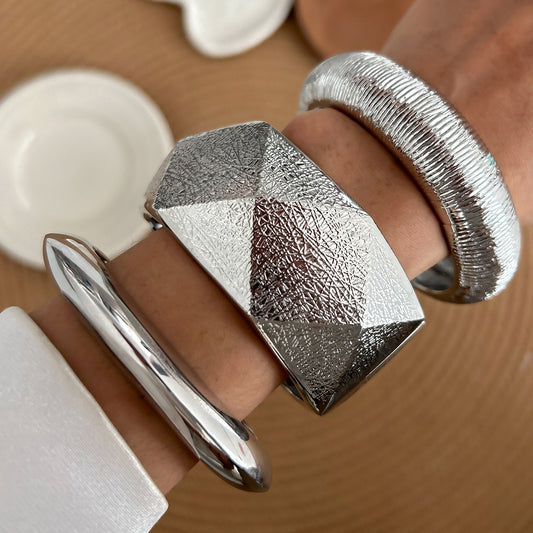 Bracciale a fascia larga geometrico e texturizzato per donna in lega con finitura placcata