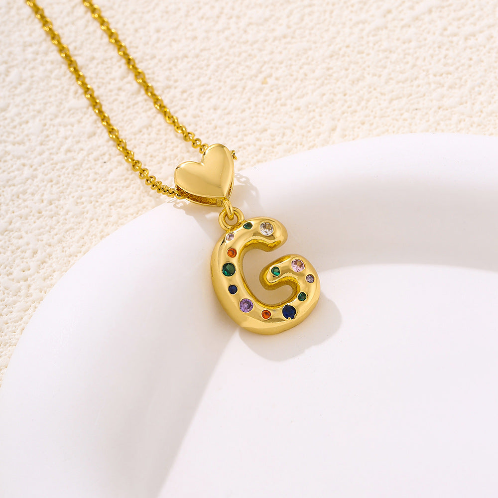 Elegante collana con ciondolo a lettera e cuore da donna in acciaio inossidabile con catena a maglie e dettagli a micro-pavé