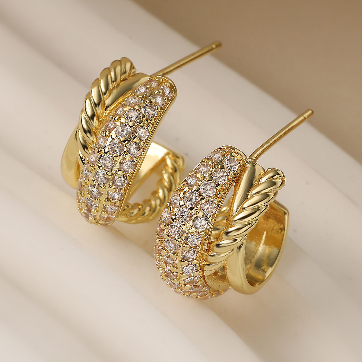 Pendientes de Cobre en Forma de C Geométrica con Chapado en Oro de 18K y Circonitas Microengastadas para Mujer