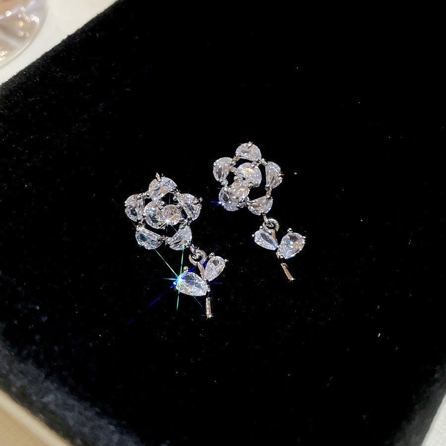 Orecchini a perno minimalisti a stella con perle e accenti di zirconi, su perni in acciaio ipoallergenico