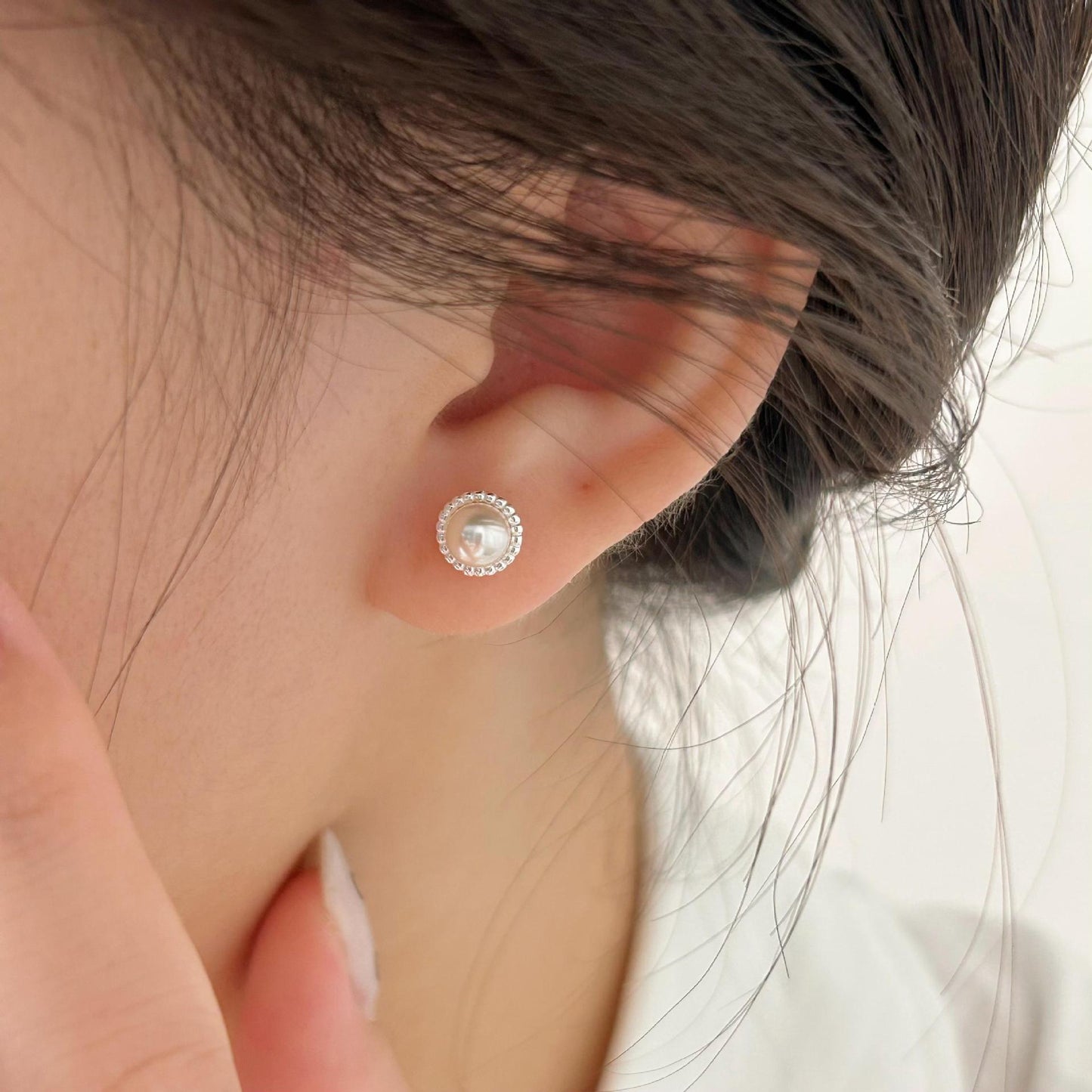 Orecchini a Perno Minimalisti con Perle in Argento Sterling 925 Placcato Oro, Design a Forma di Lettera