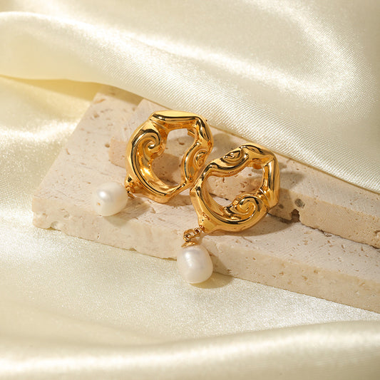 Orecchini pendenti Vintage Luxe in acciaio inossidabile placcato oro 18 carati con ciondolo geometrico asimmetrico a forma di lava e perla d'acqua dolce