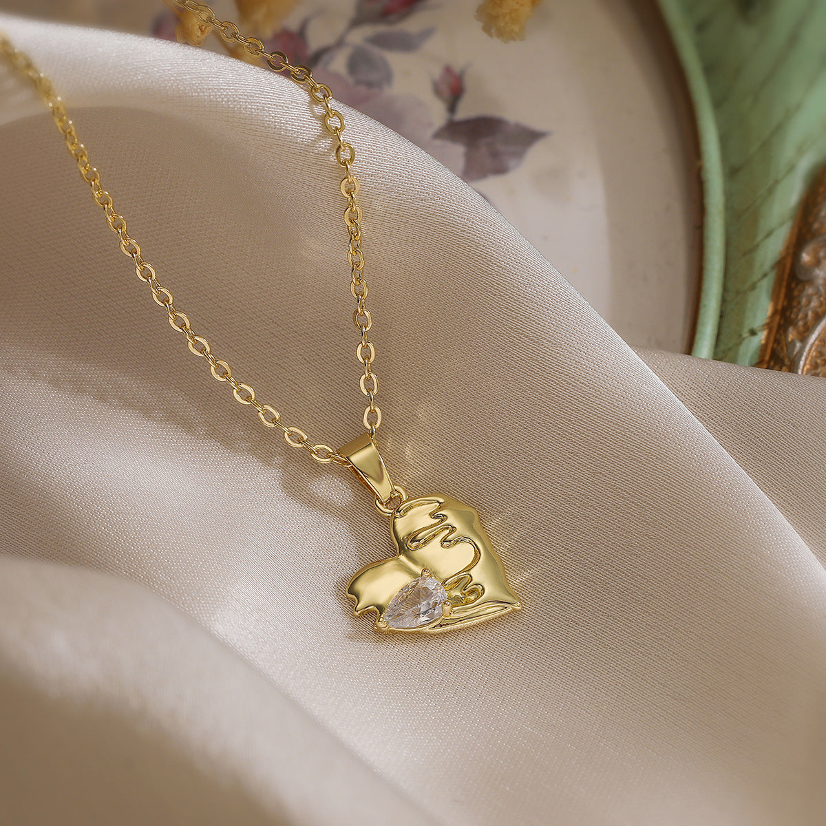 Minimalist Heart-Shaped Copper Pendant Necklace for Women with Geometric Design and Versatile Clavicle Chain