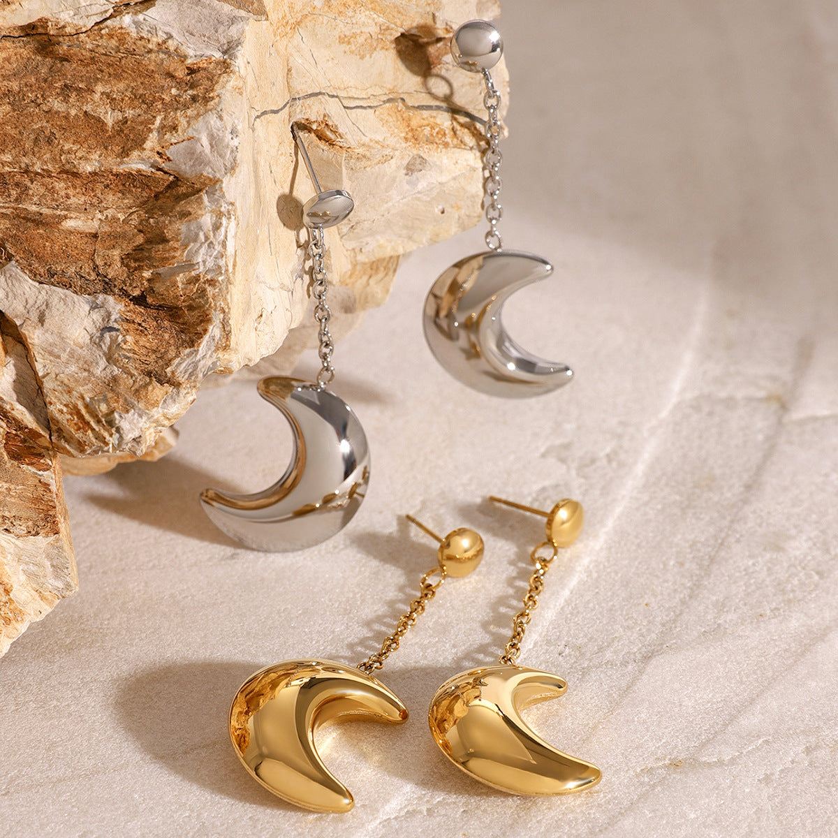 Eleganti orecchini geometrici in acciaio inossidabile a forma di luna con finitura in acciaio al titanio placcato per donna