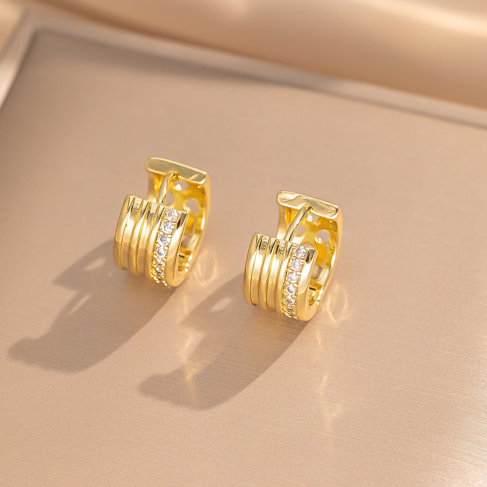 Orecchini a perno Saturno minimalisti color oro in ottone con zirconi per donna