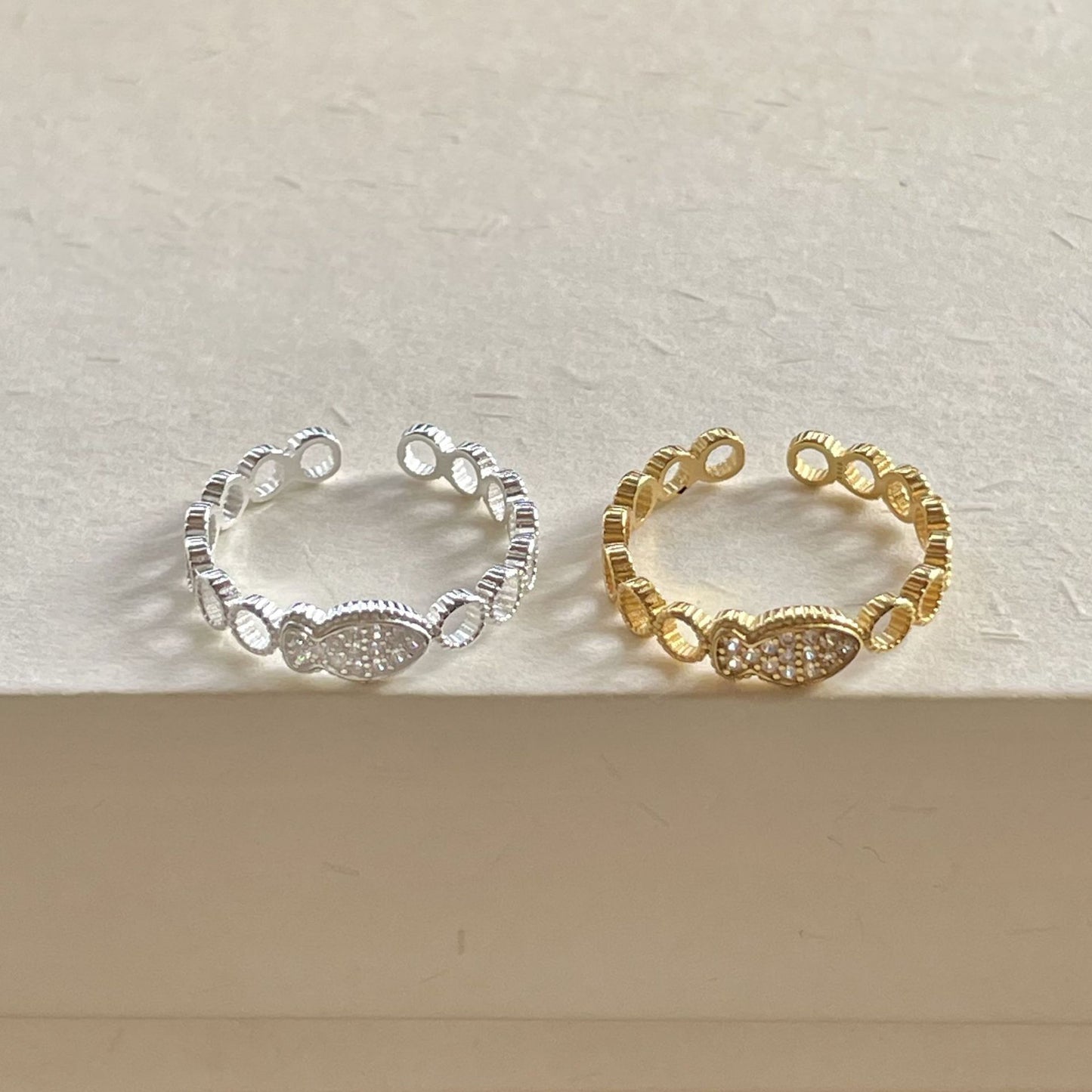 Anello Aperto da Donna Minimalista Dolce in Argento Sterling 925 con Zirconi Cubici a Forma di Pesce e Nota Musicale