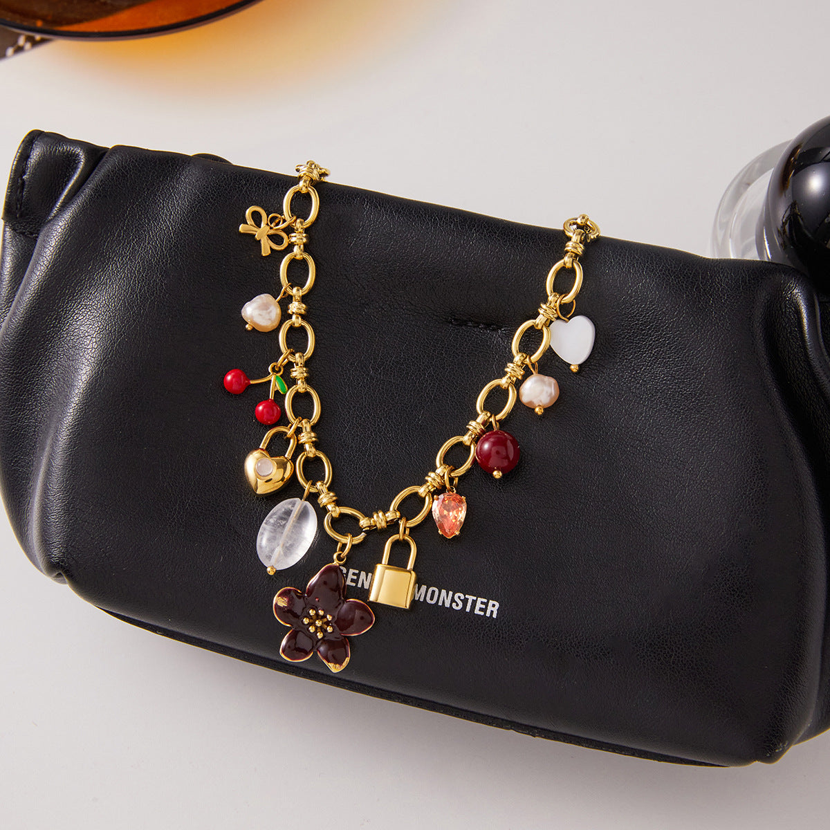 Collar con colgante geométrico de acero inoxidable con dije de acero de titanio y acabado chapado para mujer