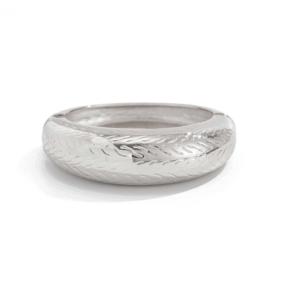 Pulsera Ancha de Aleación con Textura Geométrica Minimalista, Acabado Pulido y Apertura de Resorte