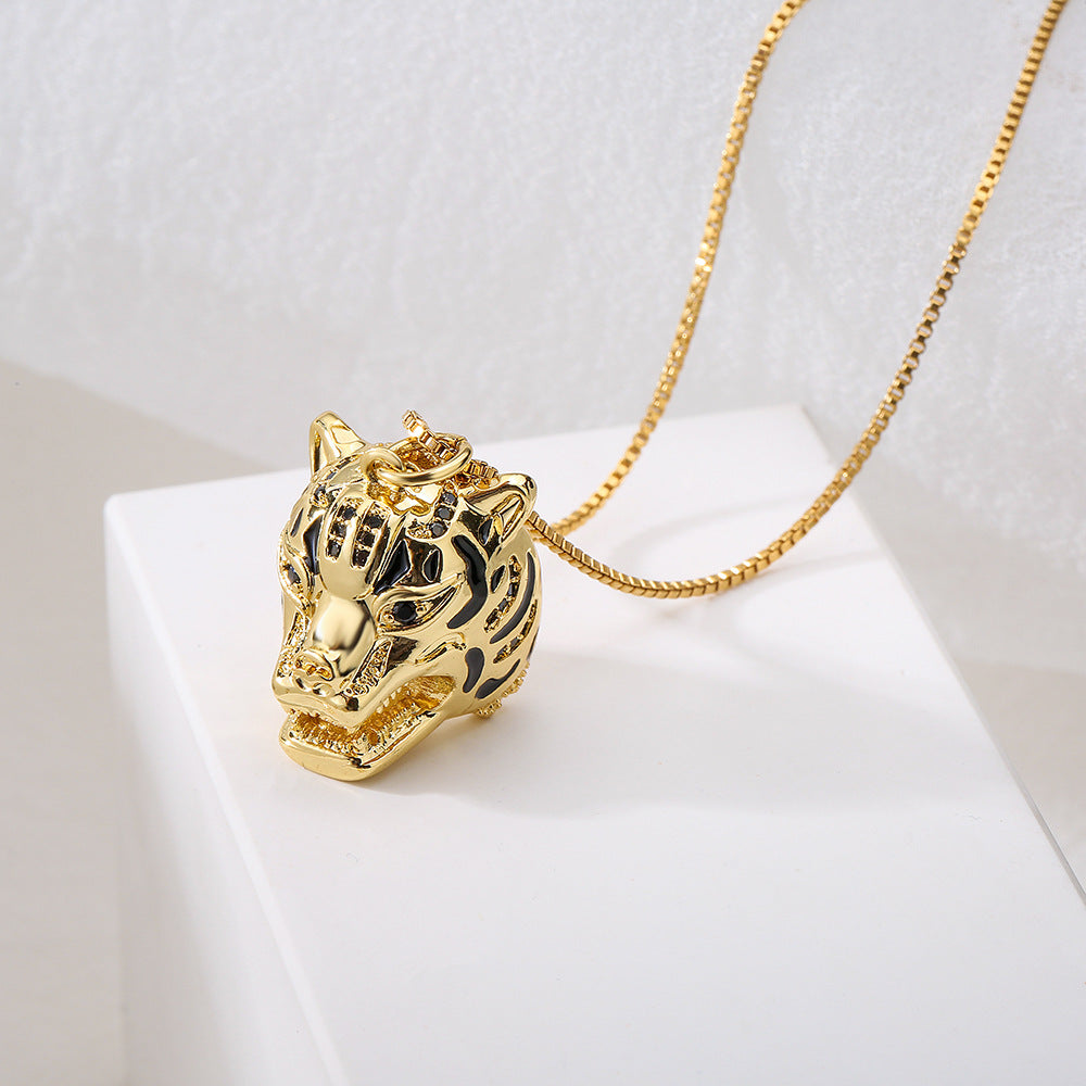 Collana con ciondolo a leopardo geometrico in rame placcato oro 18 carati e intarsio di zirconi da donna