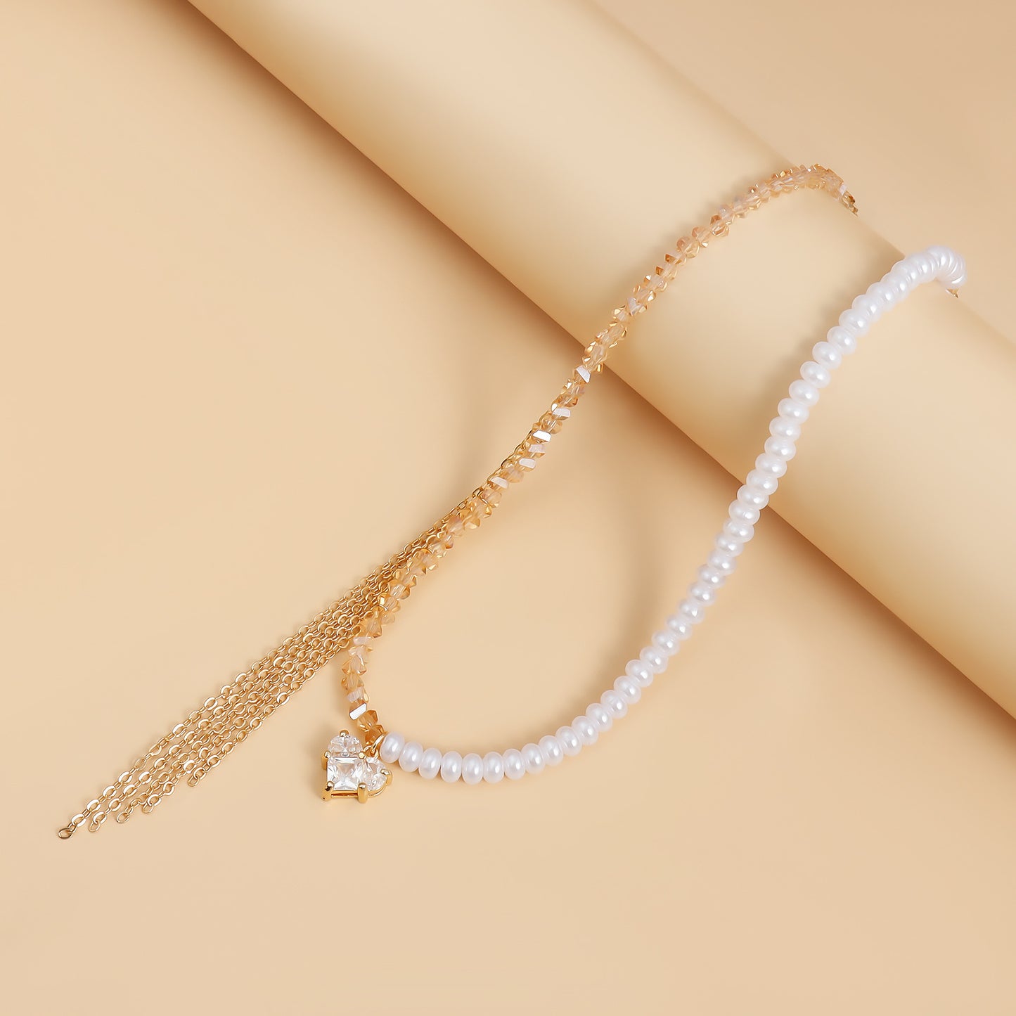 Elegante collar con colgante de circonia cúbica en forma de corazón con borla, detalles de cristal y perlas, aleación chapada, cuentas de vidrio, cadena a la altura de la clavícula para mujer