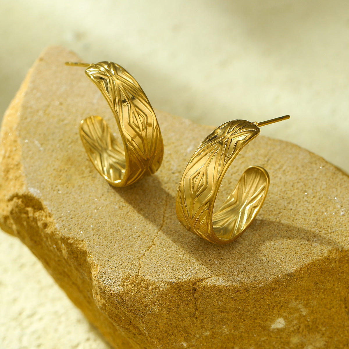 Pendientes de acero inoxidable en forma de C con textura martillada asimétrica geométrica de estilo vintage y acabado chapado
