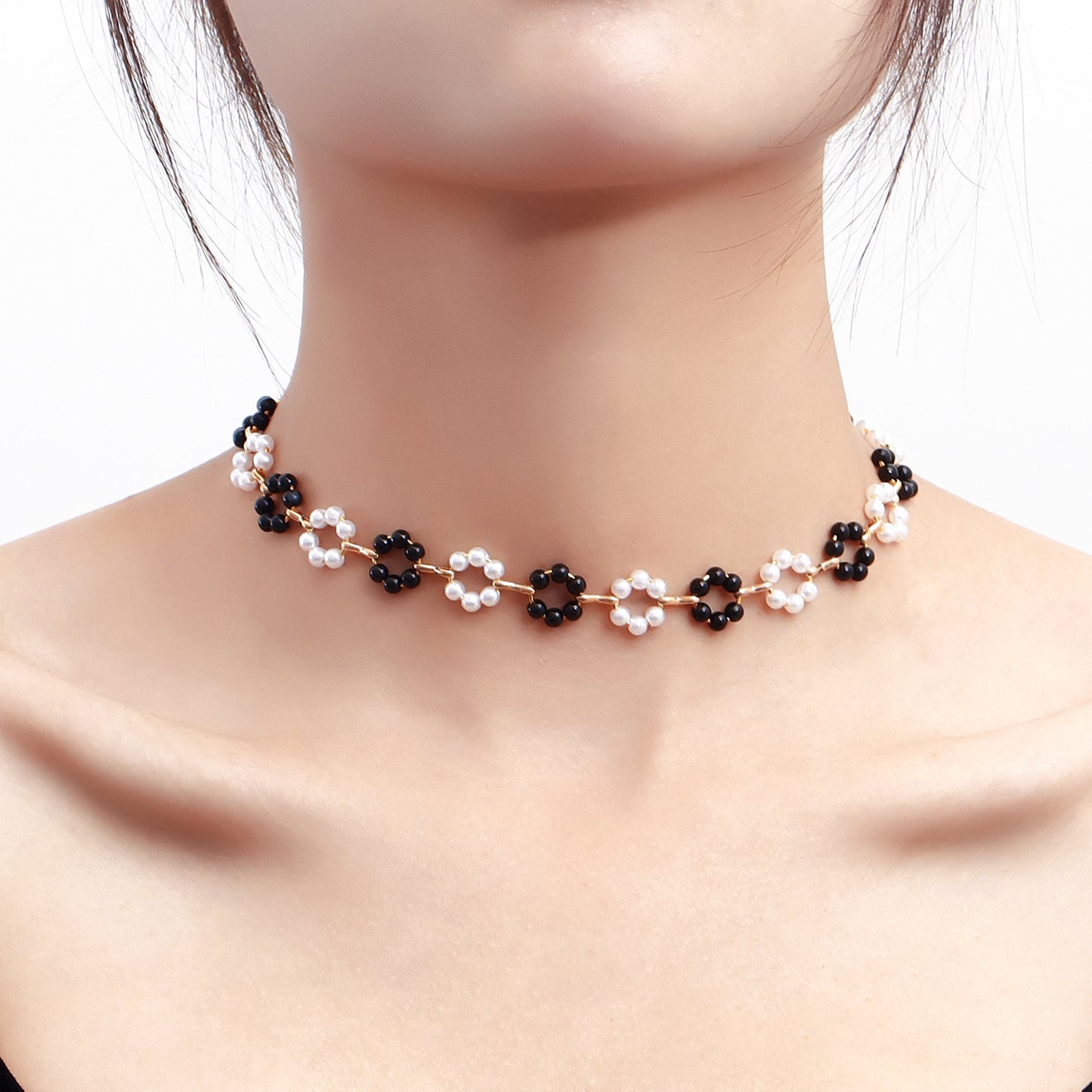 Minimalist Daisy Pendant Necklace for Women with Black and White Gradient Design, Alloy Chain, Electroplated Finish, Single-Layer Beach Style Jewelry