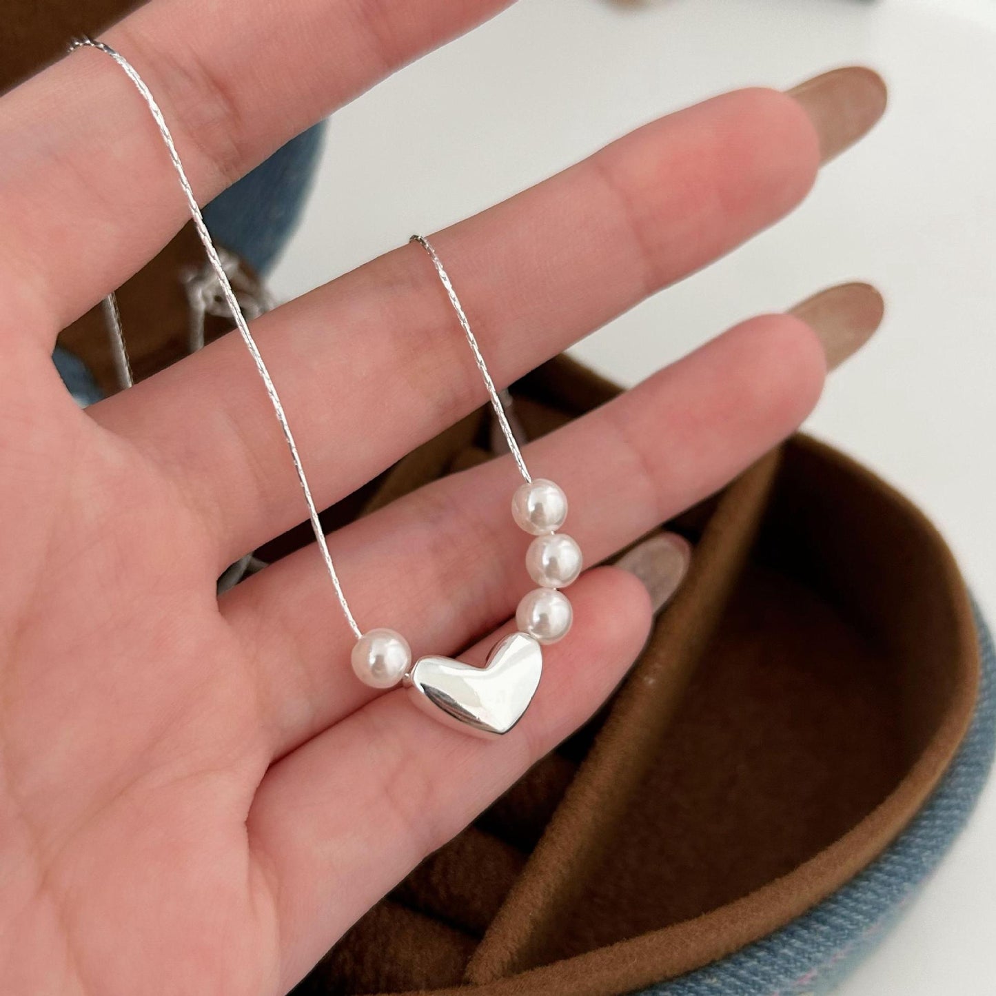 Collana con Ciondolo a Cuore Minimalista in Argento Sterling 925 con Finitura Placcata e Catena Laterale a Serpente