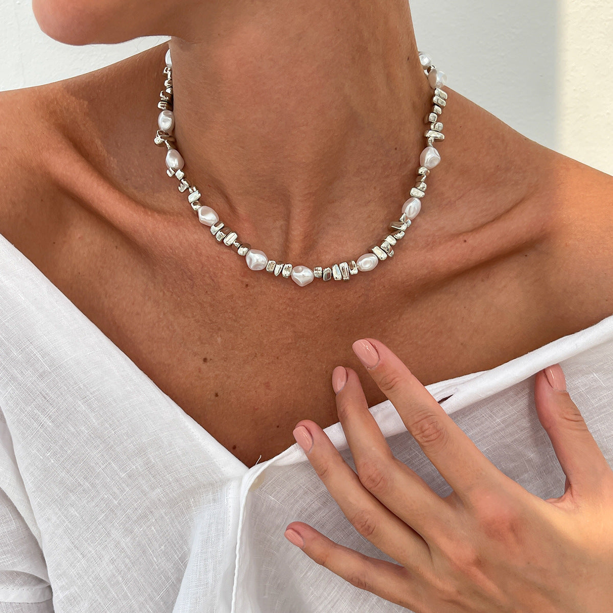 Collana Girocollo Minimalista con Perla Finta a Stella da Donna con Pendente in Lega Placcata Oro e Dettagli a Frange Irregolari