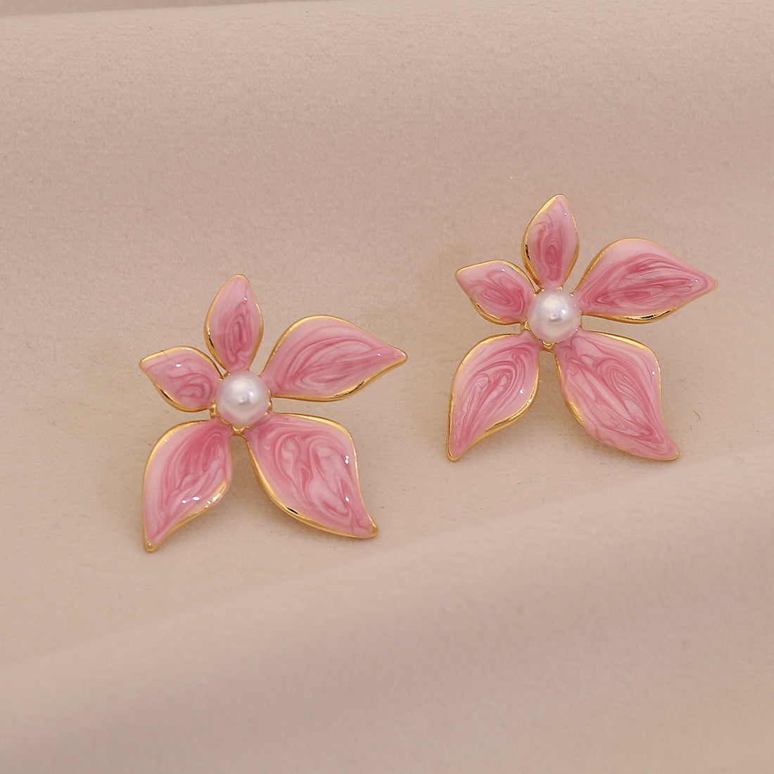Orecchini a forma di fiore in acciaio inossidabile smaltato da donna con finitura effetto perla e stile fresco e dolce