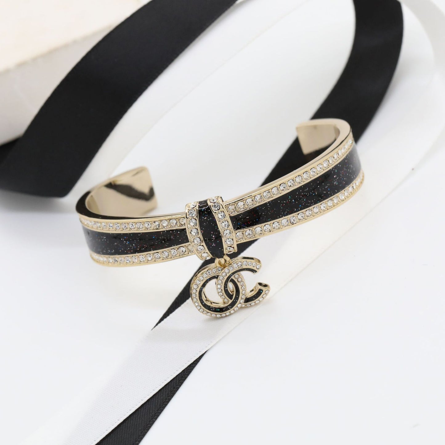Elegante set di collana e orecchini in ottone placcato oro con fiocco smaltato da donna