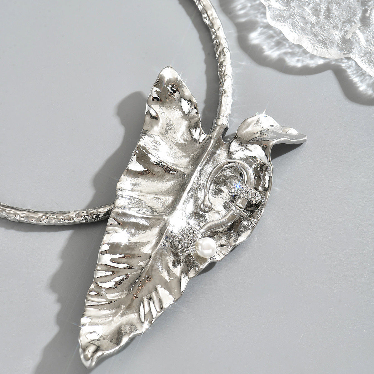 Collana Girocollo da Donna Stile Punk con Ciondolo a Foglia di Banana in Lega di Zinco con Finitura Placcata, Design Floreale Geometrico