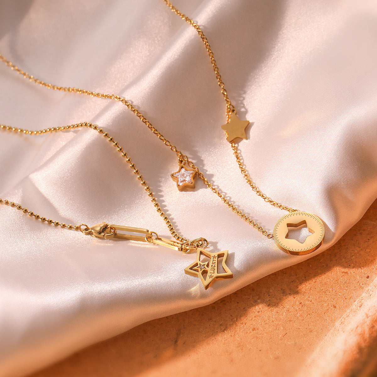 Collana con ciondolo a stella a cinque punte minimalista da donna in acciaio al titanio con placcatura in oro vero