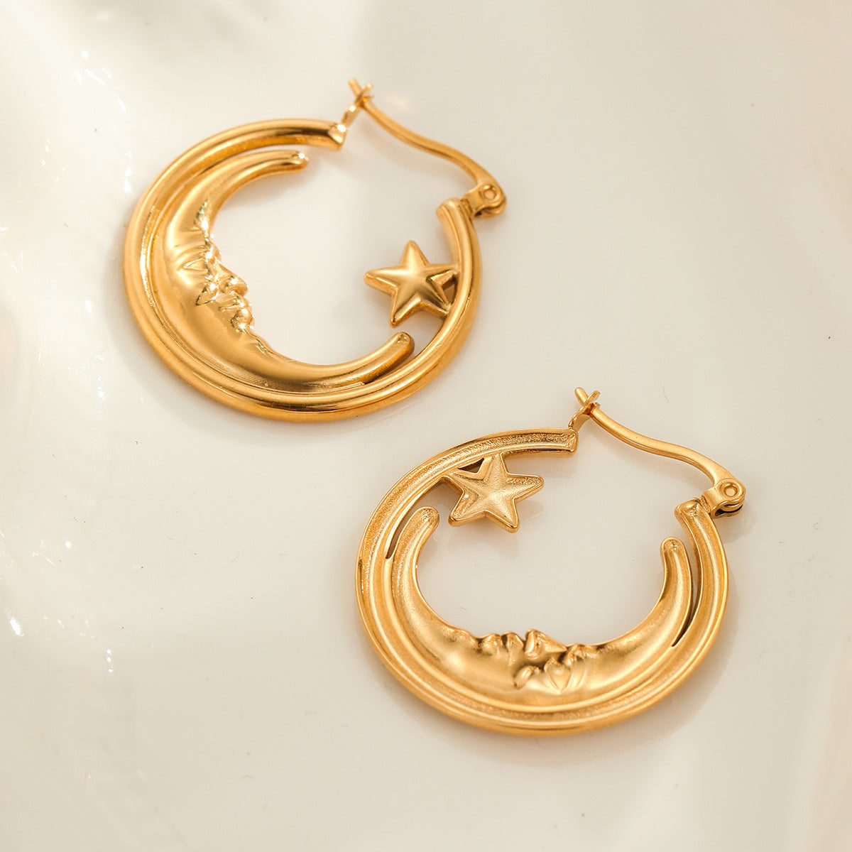 Pendientes de aro huecos geométricos en forma de estrella de acero inoxidable vintage con baño de metal para mujer