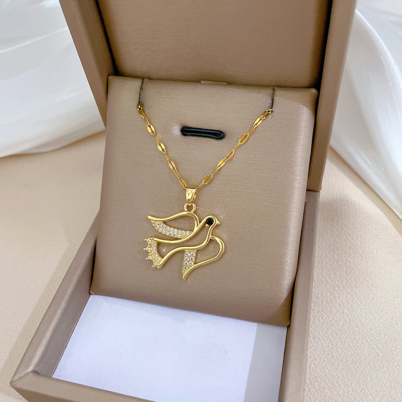 Collar Minimalista de Acero de Titanio con Forma de Mariposa e Incrustaciones de Pedrería para Mujeres y Hombres, Delicada Cadena para Clavícula
