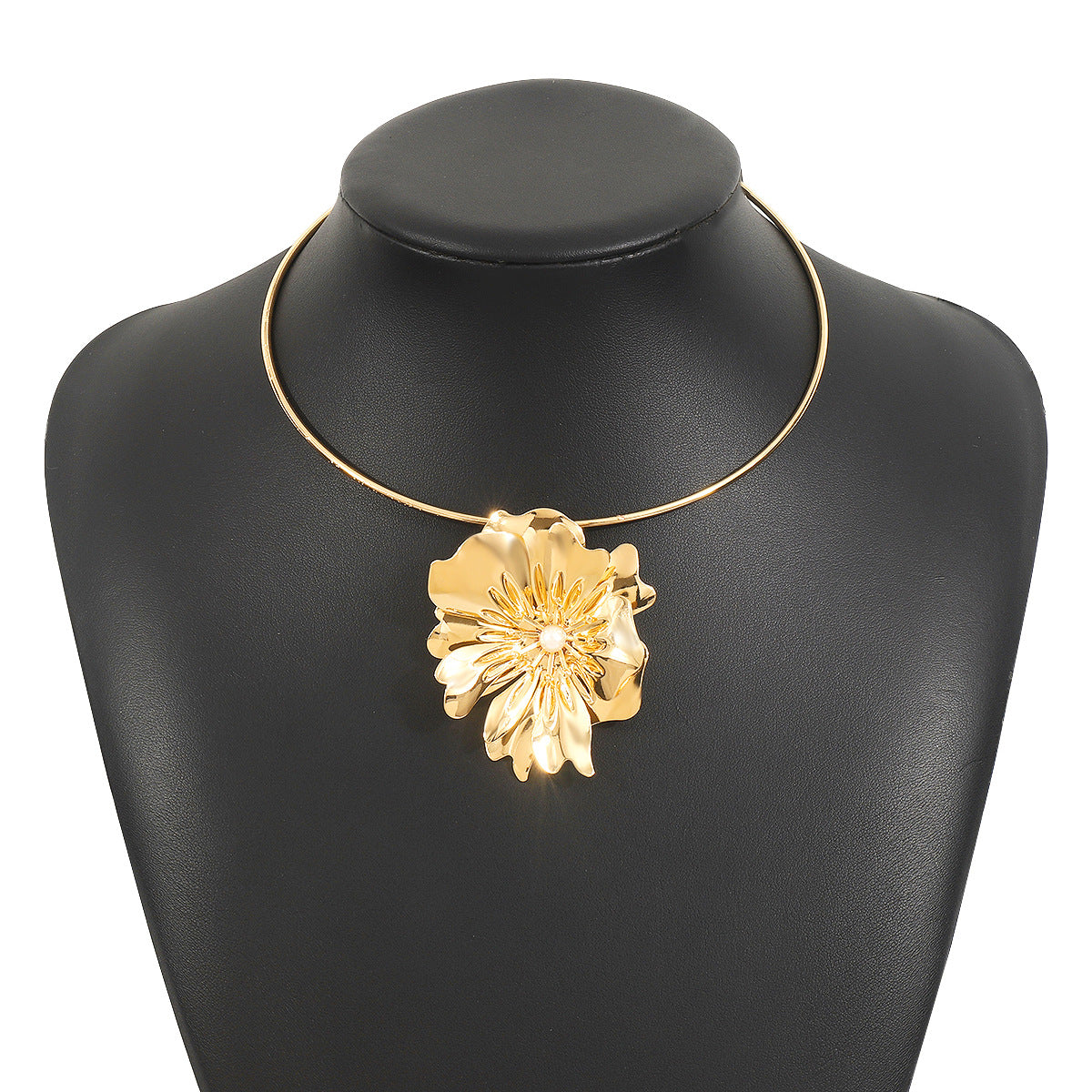 Collana Vintage Floreale con Pendente in Lega e Perle su Delicata Catenina a Medaglione
