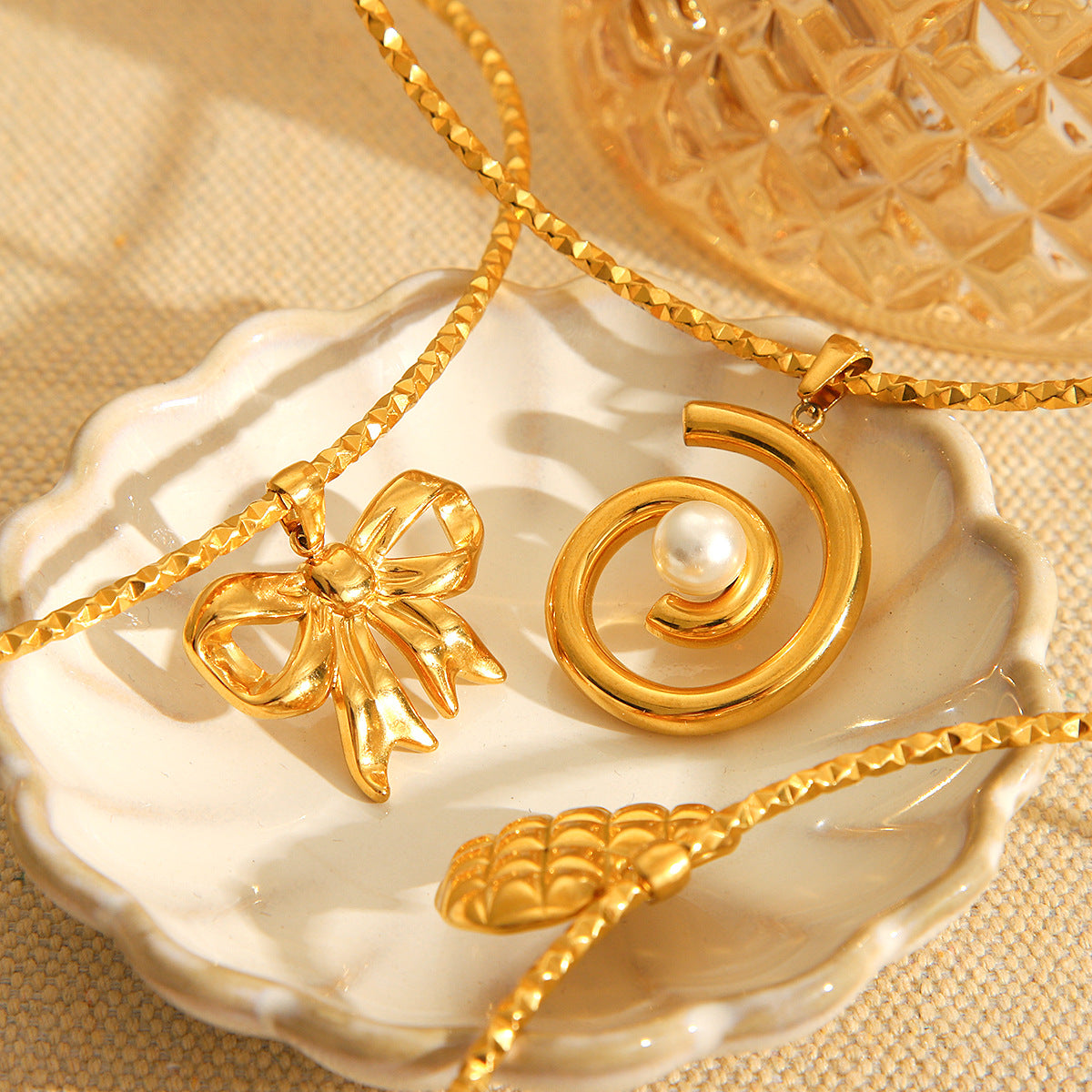 Collana girocollo da donna in acciaio al titanio a forma di cuore e fiocco in stile vintage con catena in acciaio inossidabile galvanizzato