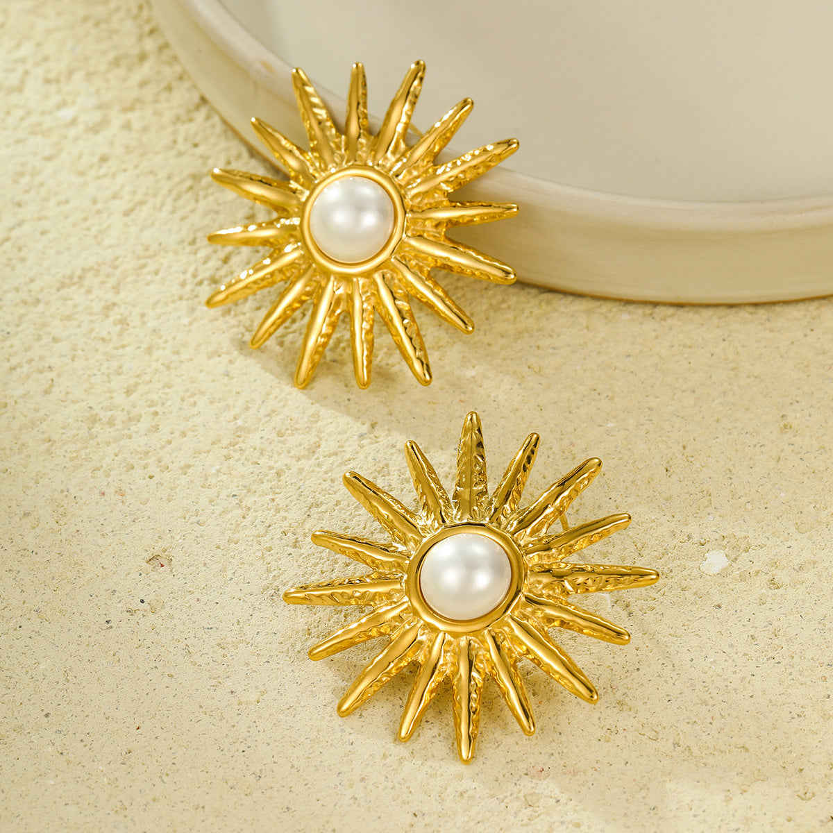 Orecchini a perno da donna vintage a forma di girasole in acciaio inossidabile placcato oro
