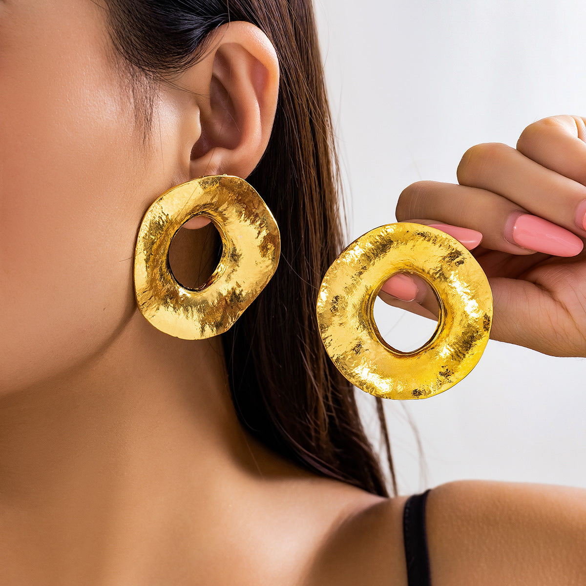 Pendientes de aro geométricos texturizados irregulares minimalistas de aleación para mujer con acabado galvanizado