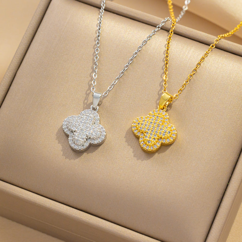 Collar con colgante minimalista de trébol de cuatro hojas para mujer, de acero de titanio con incrustaciones de diamantes de imitación y acabado pulido