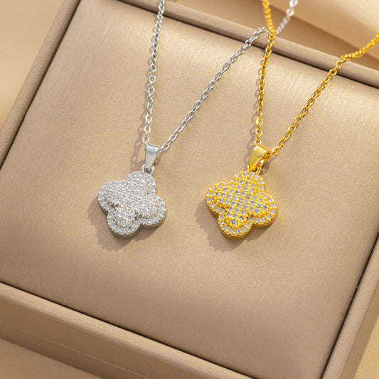 Collar con colgante minimalista de trébol de cuatro hojas para mujer, de acero de titanio con incrustaciones de diamantes de imitación y acabado pulido