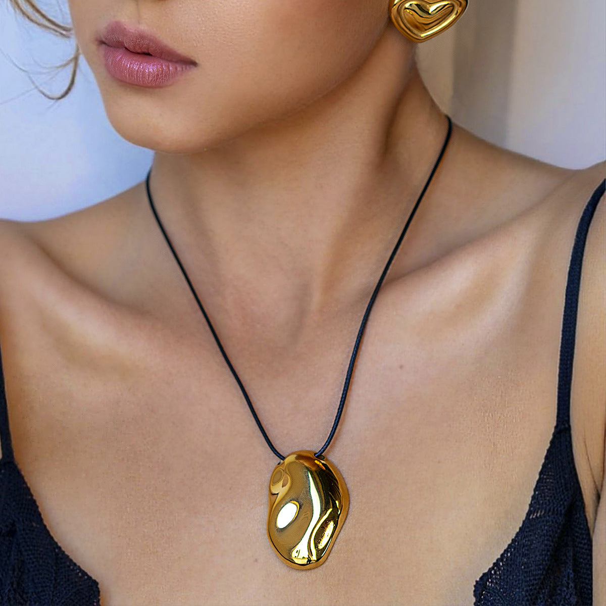 Collana geometrica placcata in acciaio inossidabile con ciondolo in titanio per le donne, catena alla clavicola alla moda