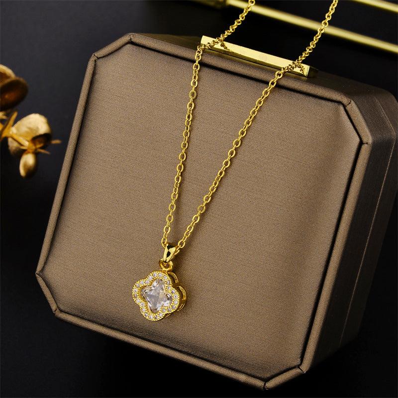 Collana con pendente a quadrifoglio minimalista in acciaio al titanio placcato