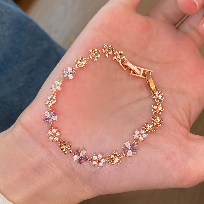 Elegante bracciale floreale con perle e intarsio in zircone da donna, accessorio di lusso minimalista per tutti i giorni