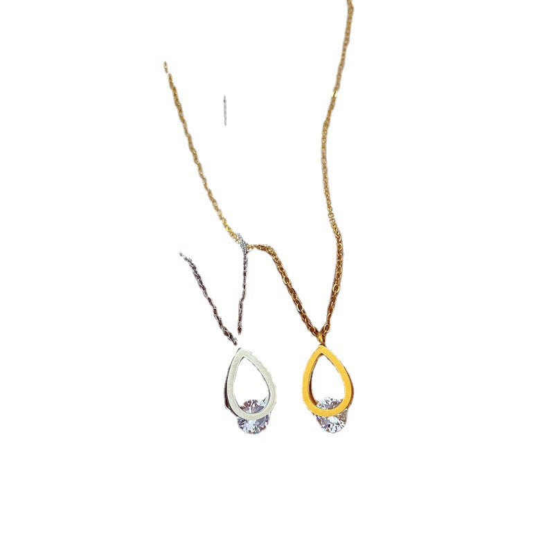 Collana Minimalista Geometrica in Acciaio Titanio con Finitura Placcata Oro e Ciondolo a Goccia d'Acqua in Zircone per Donna