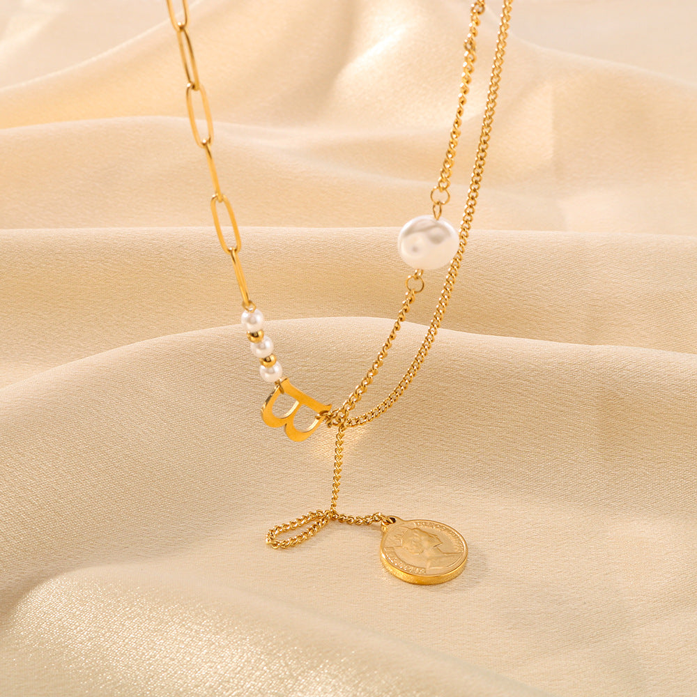 Collana con Pendente Ritratto Dea Barocca con Catena a O a Doppio Strato Asimmetrica, Acciaio Inossidabile e Acciaio al Titanio, Placcato Oro, Dettagli in Perle, Design con Lettere Geometriche