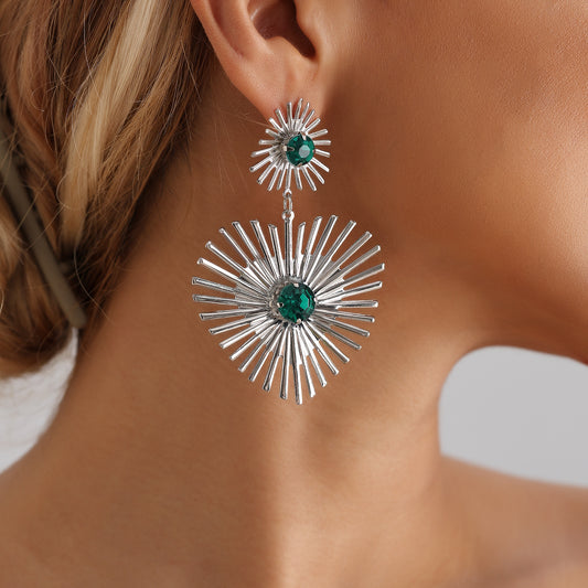 Orecchini da donna in lega a forma di cuore verde smeraldo, impreziositi da strass, con finitura placcata e ispirazione vintage