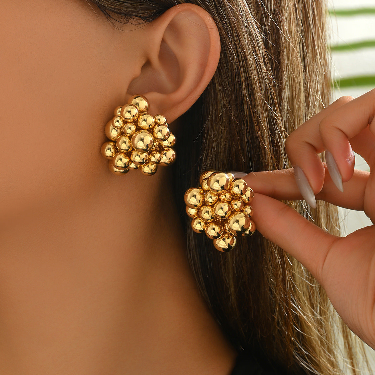 Pendientes geométricos de mujer con bolas de cobre pulido y postes de acero inoxidable en estilo chic minimalista