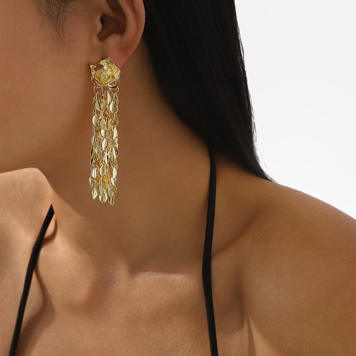 Orecchini da donna alla moda in ferro a forma di fiore con finitura placcata, lucide foglie pendenti e nappa