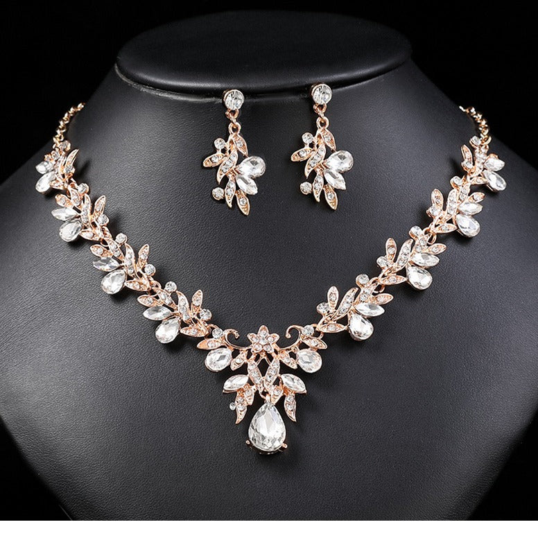 Conjunto de collar de aleación de estilo natural con forma floral y de hoja, incrustaciones de pedrería y baño de oro en cadena tipo O para mujer