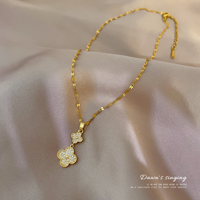 Collana con Pendente a Quadrifoglio Minimalista da Donna in Acciaio al Titanio con Strass Micro-Pavé su Delicata Catenina alla Clavicole
