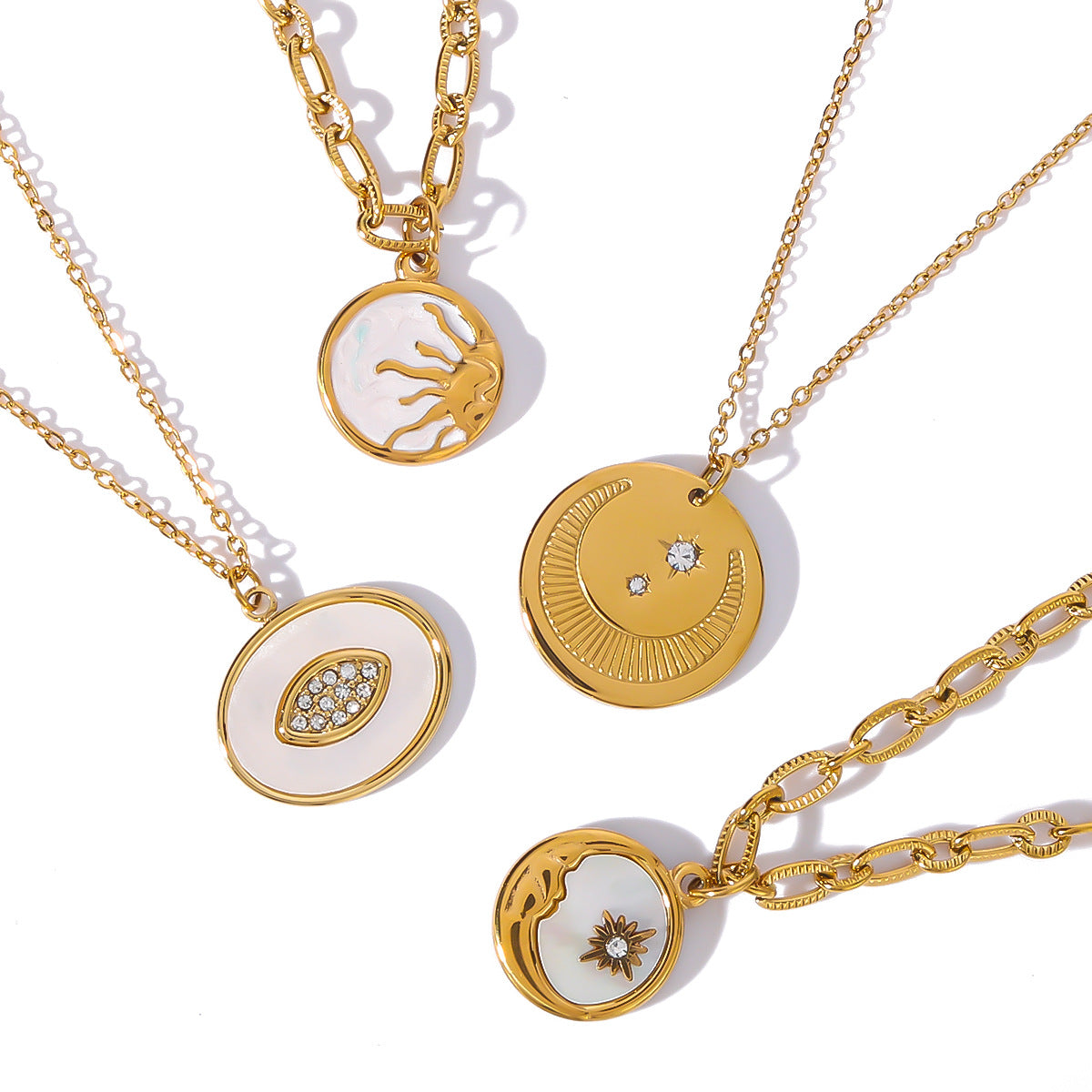 Collana pendente Sole e Luna geometrici da donna in acciaio inossidabile con placcatura in oro 18 carati e intarsio di strass su delicata catena a clavicola